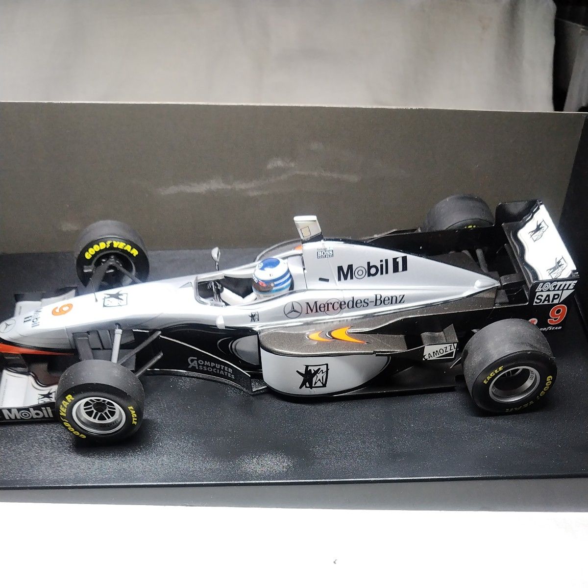 ミニカー 1/18 ミニチャンプス  McLaren  Mercedes  MP4/12  M．Hakkinen ＃9 