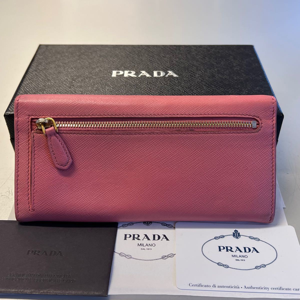未使用に近い☆PRADA プラダ レザー パスケース 三角ロゴプレート