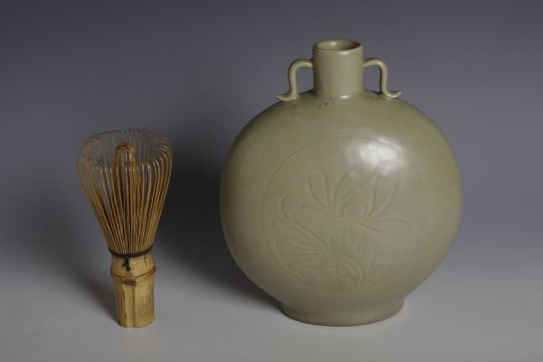 特価キャンペーン ヤフオク! 7462 中国陶器 耳付陽•刻青瓷壺 壷 茶道具 華道具 花瓶 壷 陶器製台付(検索用)中国 辰砂 龍耳 美品 中国美術 龍泉 青磁 李朝
