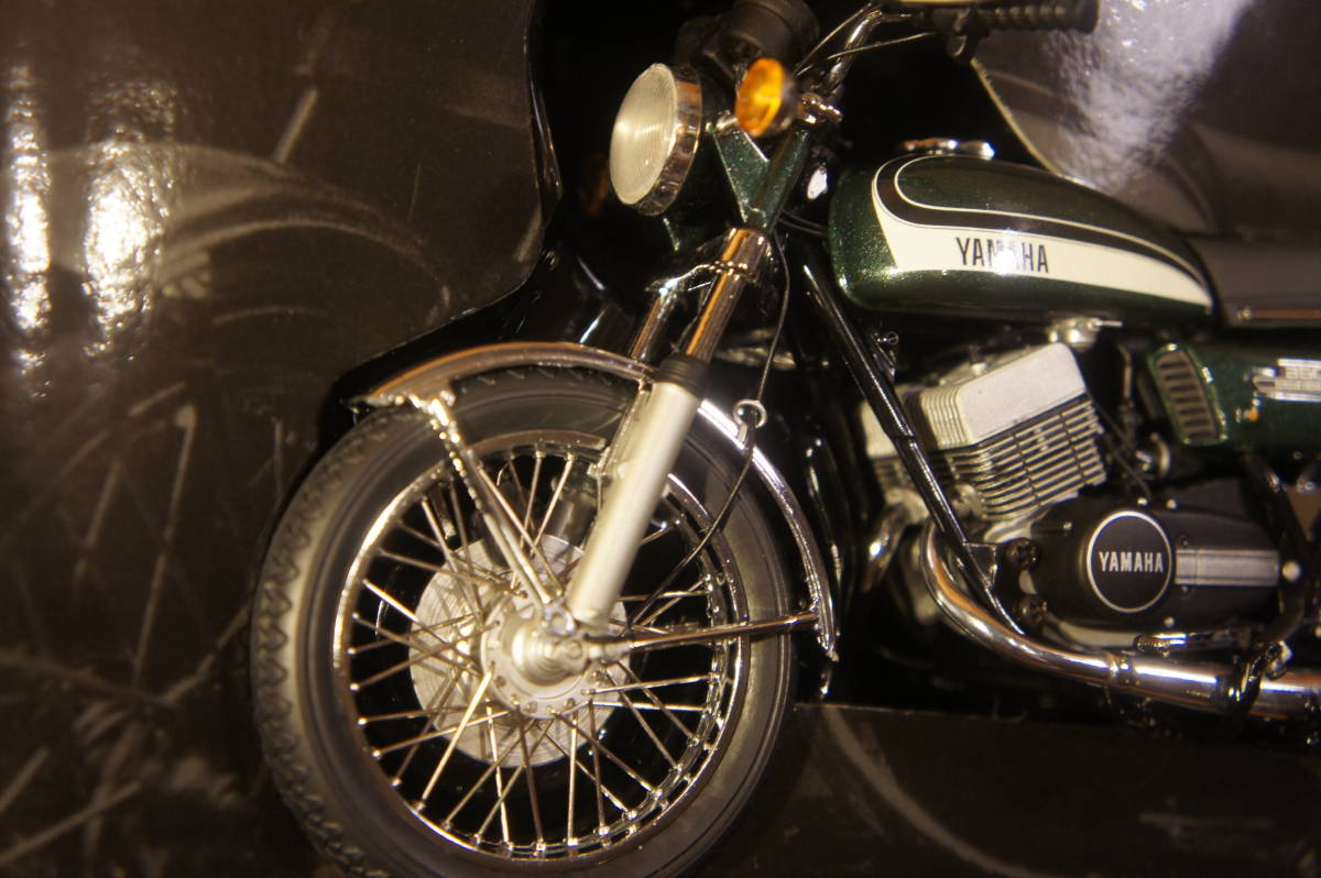 ミニチャンプス 1/12 ヤマハ RD350 1973 グリーン 完成品 ミニチャンプス 1/12 ヤマハ RD350 1973 グリーン 完成品