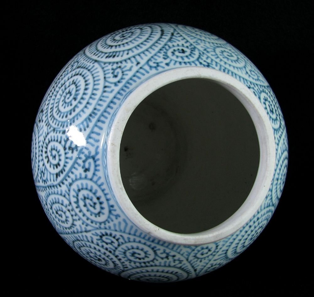 古伊万里 染付 蛸唐草文壺 高さ:18cm 時代箱付 江戸時代22k033 古伊万里 染付 蛸唐草文壺 高さ:18cm 時代箱付 江戸時代22k033