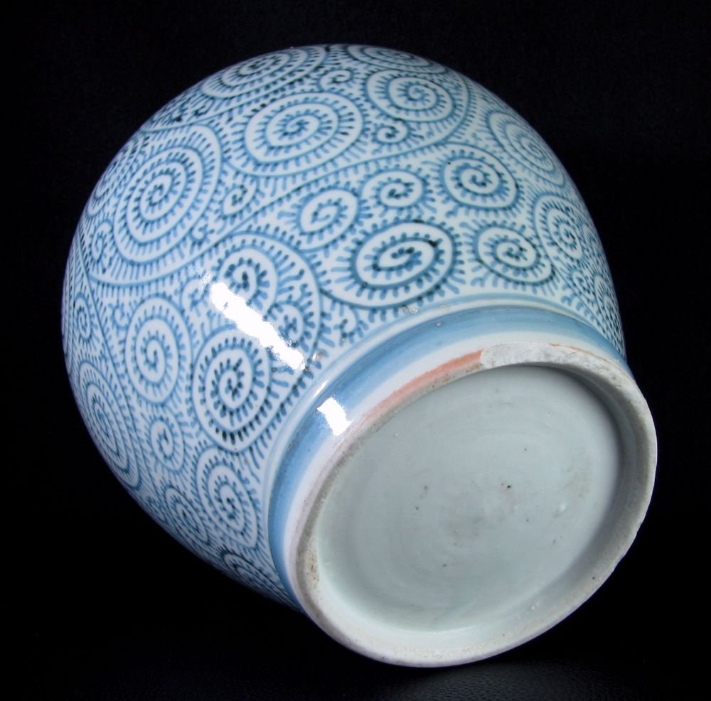 古伊万里 染付 蛸唐草文壺 高さ:18cm 時代箱付 江戸時代22k033 古伊万里 染付 蛸唐草文壺 高さ:18cm 時代箱付 江戸時代22k033