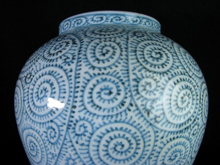 古伊万里 染付 蛸唐草文壺 高さ:18cm 時代箱付 江戸時代22k033 古伊万里 染付 蛸唐草文壺 高さ:18cm 時代箱付 江戸時代22k033