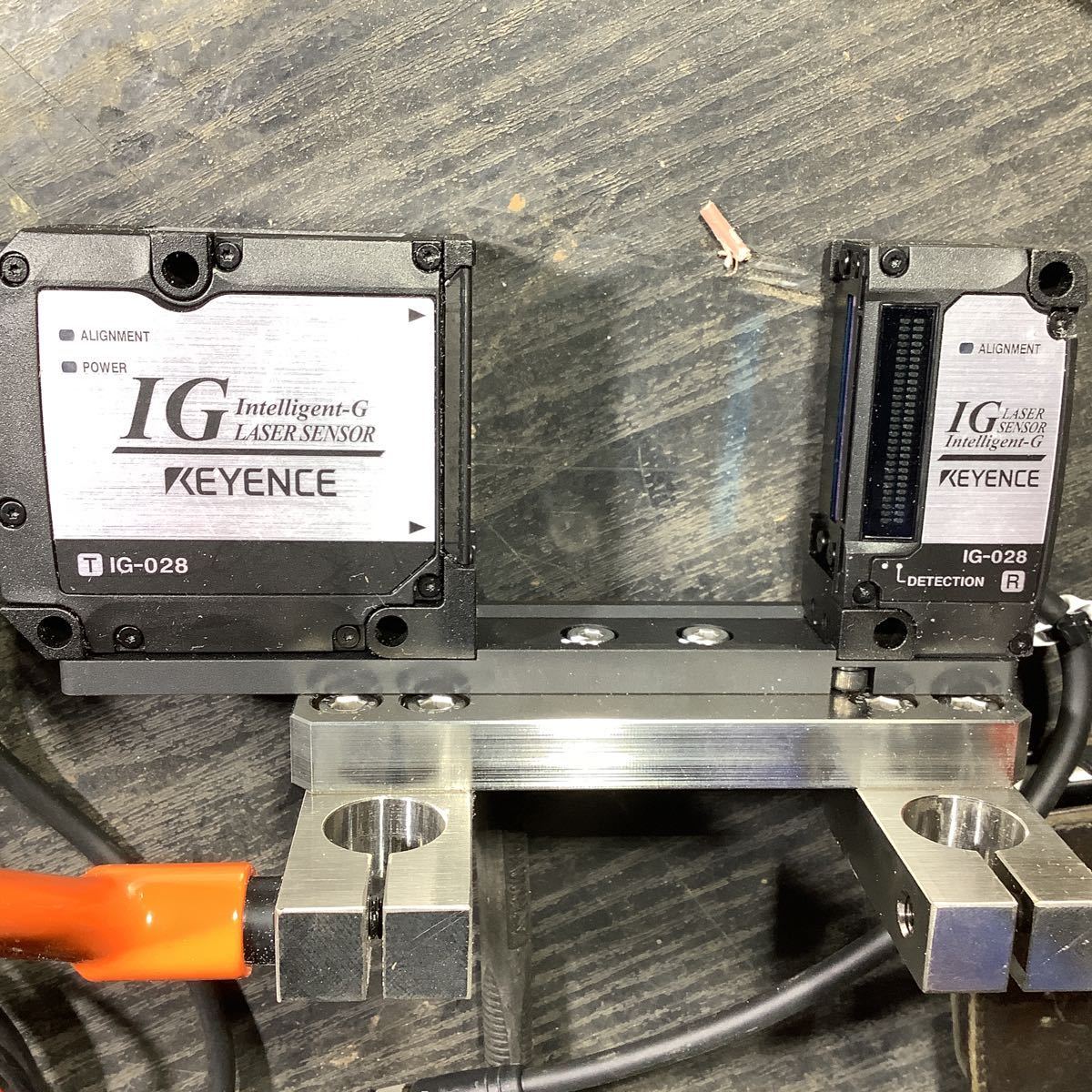 KEYENCEレーザーセンサーアンプと受光器&発光レーザーです。通電 KEYENCEレーザーセンサーアンプと受光器&発光レーザーです。通電