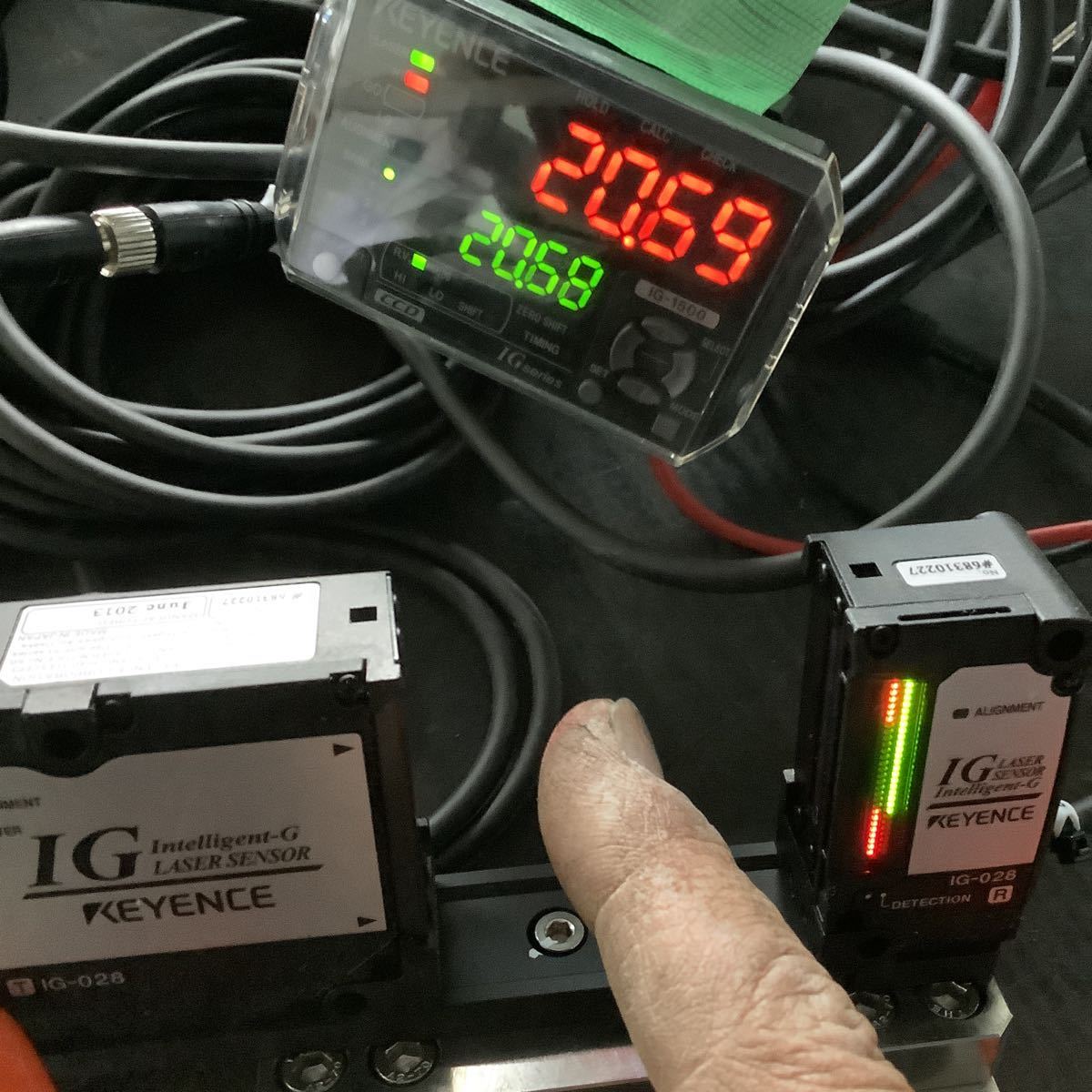 KEYENCEレーザーセンサーアンプと受光器&発光レーザーです。通電 KEYENCEレーザーセンサーアンプと受光器&発光レーザーです。通電