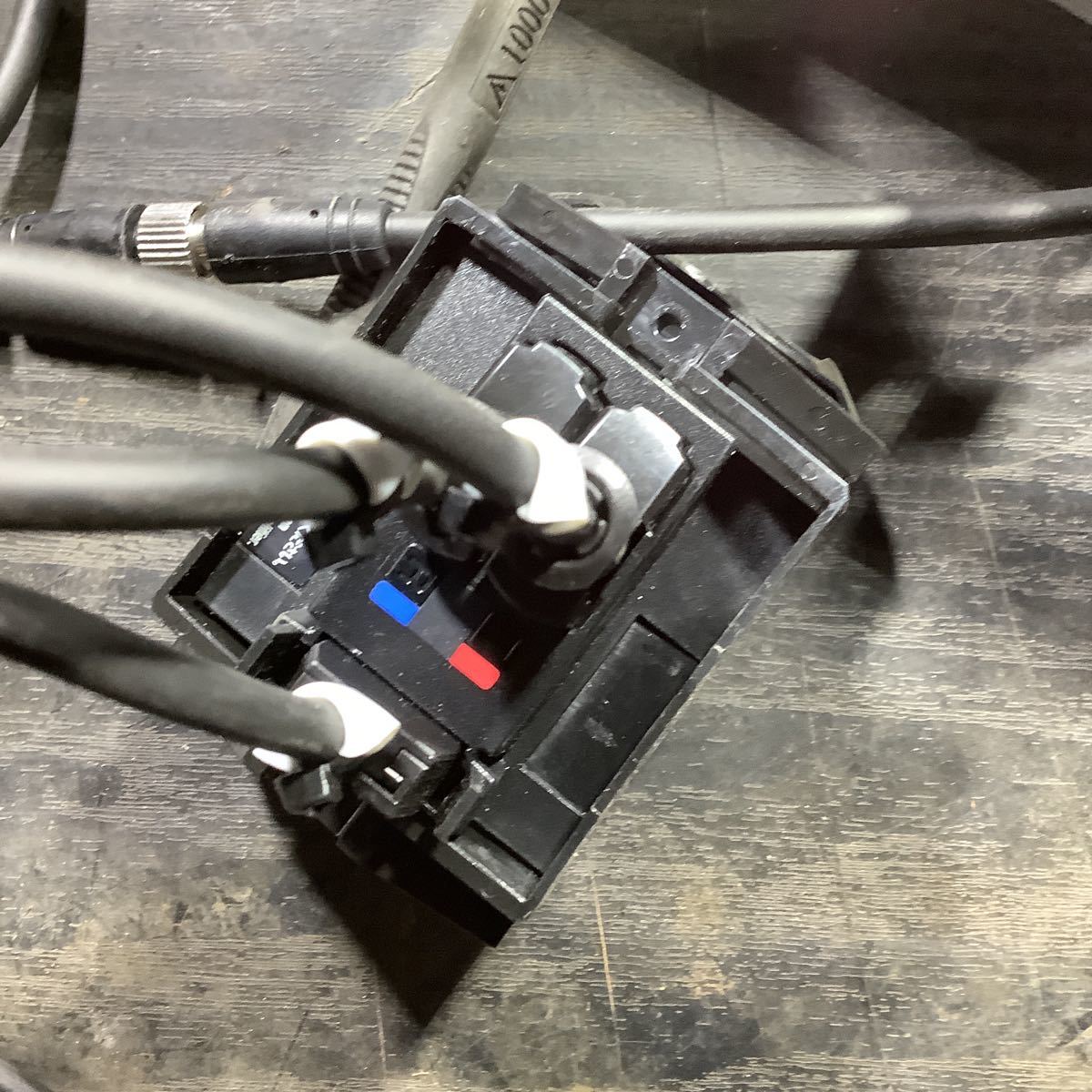 KEYENCEレーザーセンサーアンプと受光器&発光レーザーです。通電 KEYENCEレーザーセンサーアンプと受光器&発光レーザーです。通電