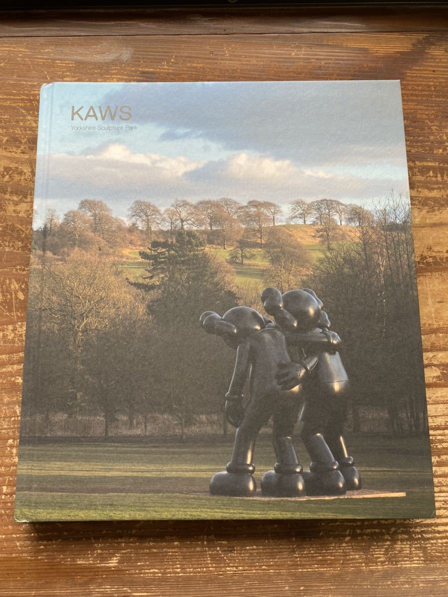 【KAWS Catalogue at Yorkshire Sculpture Park 洋書 写真集 ハードカバー カウズ 立体造形作品集 ヨークシャー 公園 中古品 現代アート】
