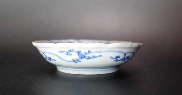  old fine art piled .. old Imari blue and white ceramics flower Tang ... flower . plate medium-sized dish Indigo persimmon right .. Edo middle period wheel flower . period Imari . luck two -ply angle .. plate aa63