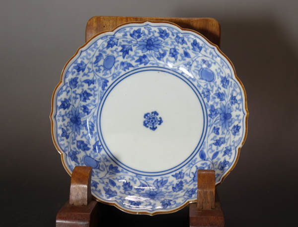  old fine art piled .. old Imari blue and white ceramics flower Tang ... flower . plate medium-sized dish Indigo persimmon right .. Edo middle period wheel flower . period Imari . luck two -ply angle .. plate aa63