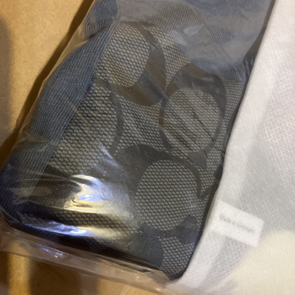 送料込専用袋付●新品●価40700 COACH X PEANUTS スヌーピー Tシャツ Mサイズ 紺色シグネチャープリント 2022.10新作 ピーナッツ コーチ