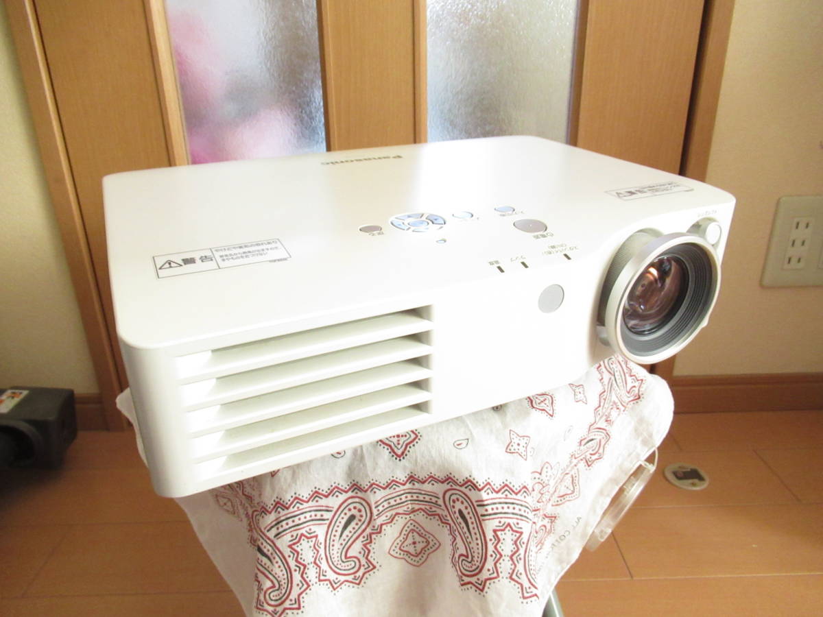 ★美品★　Panasonic　映像機器　プロジェクター　本体　TH-AX100　ホワイト　PJ7892_画像1