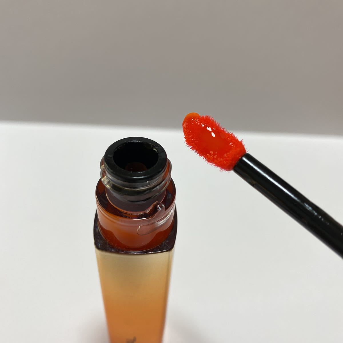  L'Oreal Paris yu dolphin less 803 lipstick orange 