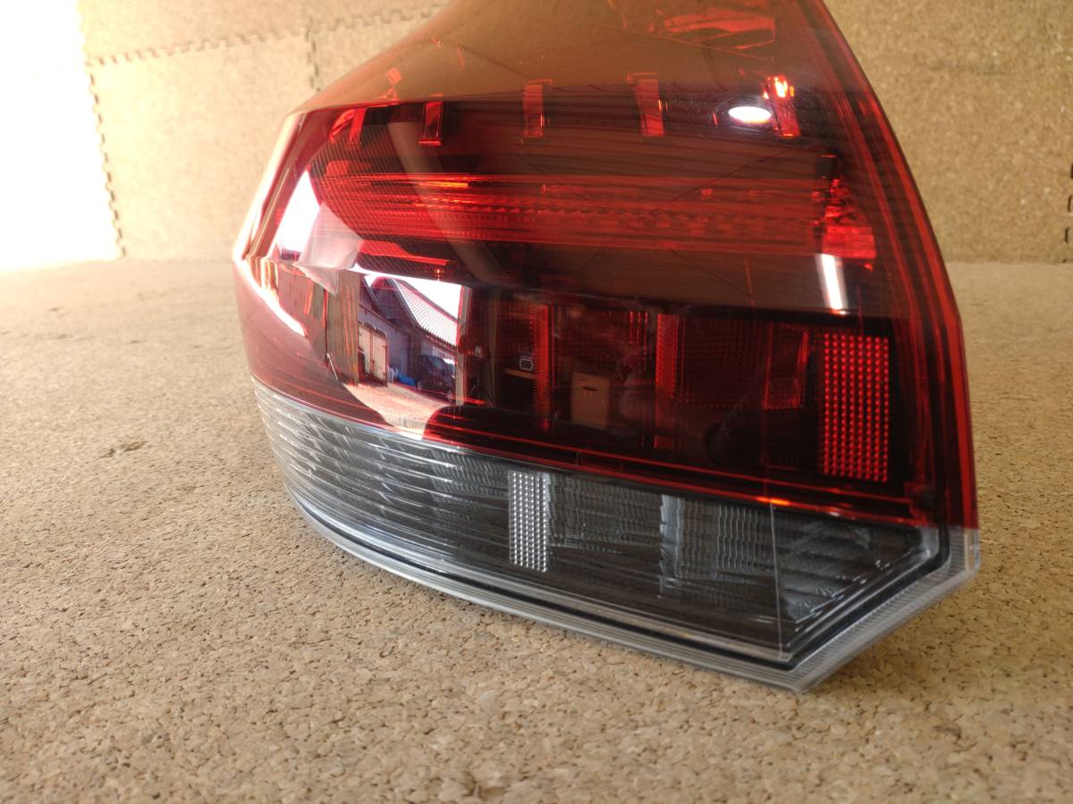 【美品】日産 キックス P15 左テールランプ LED ICHIKOH イチコー D252【R4-3815B-K】の画像3