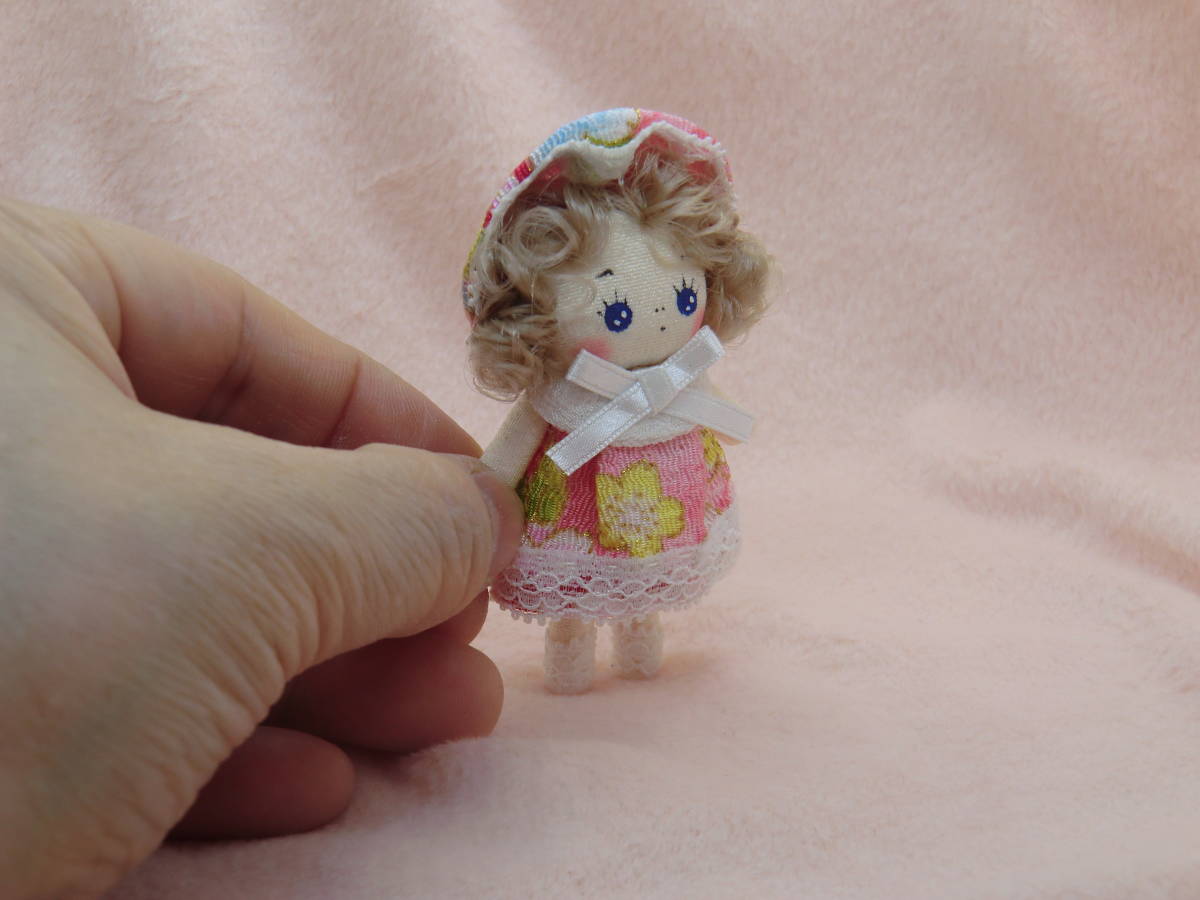 小さな文化人形　　ミニチュアドール　ドールハウス　　　ハンドメイド　ブライスの人形　手作り 　ちりめん　スカート_画像1