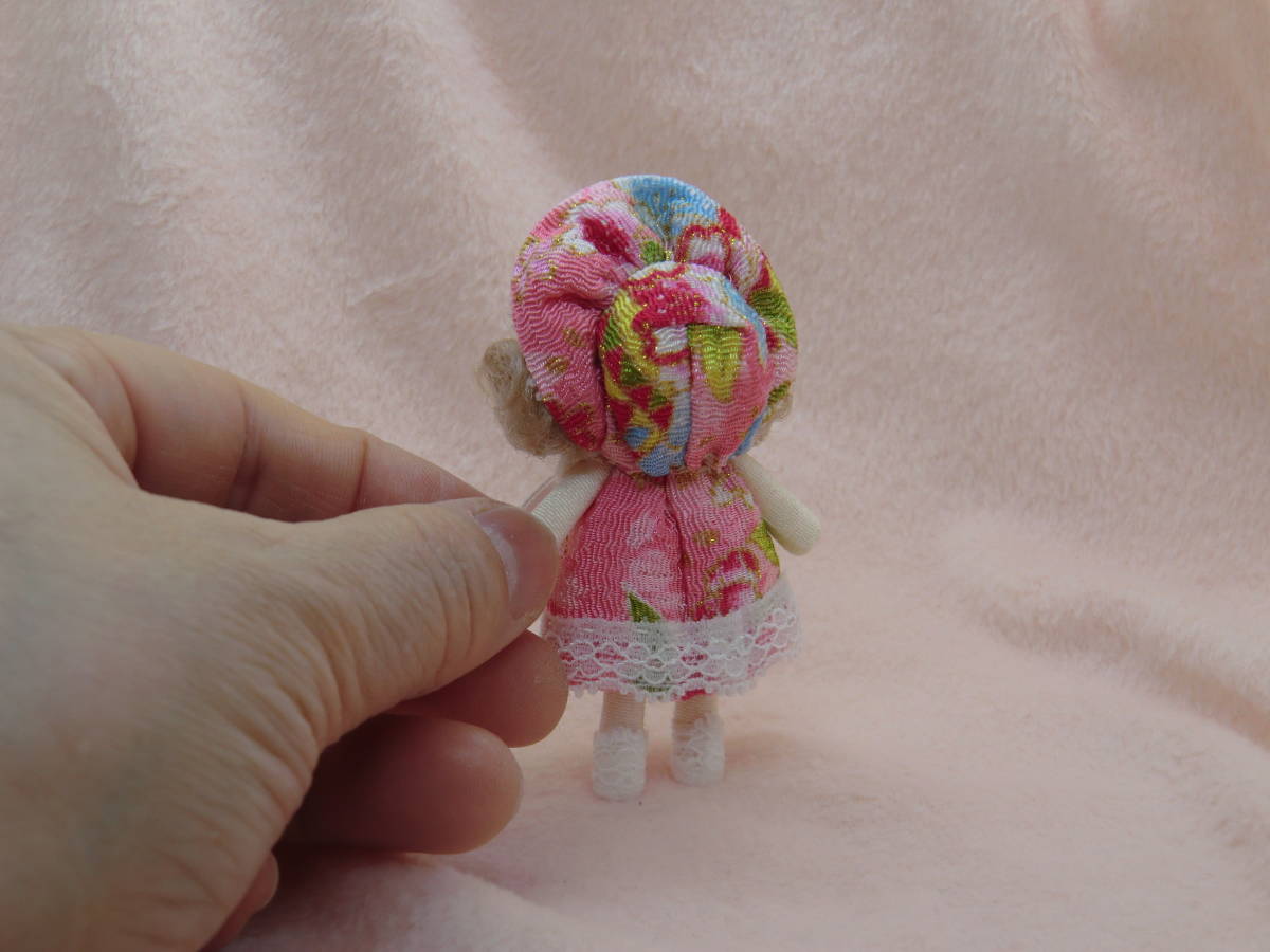 小さな文化人形　　ミニチュアドール　ドールハウス　　　ハンドメイド　ブライスの人形　手作り 　ちりめん　スカート_画像3