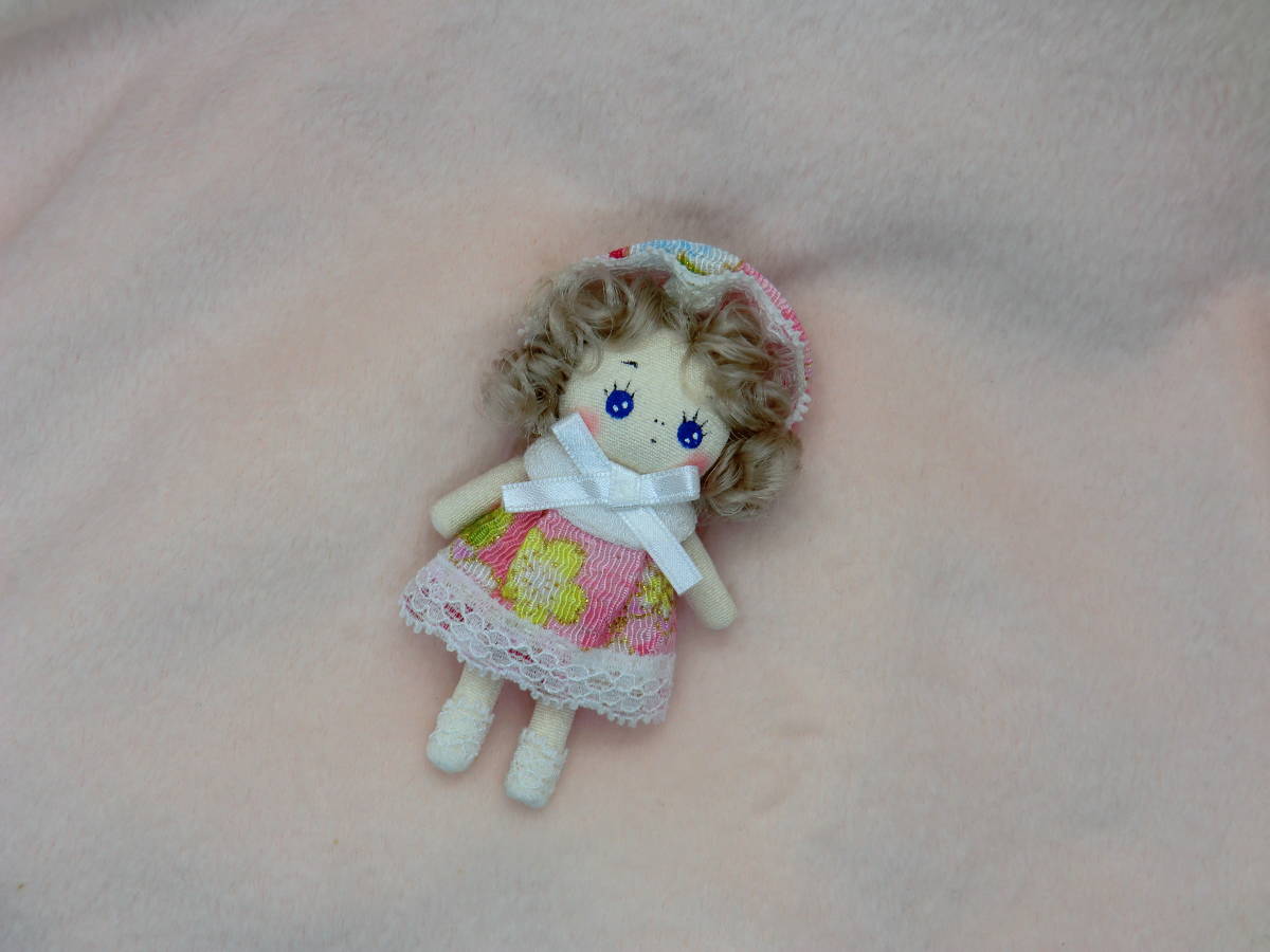 小さな文化人形　　ミニチュアドール　ドールハウス　　　ハンドメイド　ブライスの人形　手作り 　ちりめん　スカート_画像4