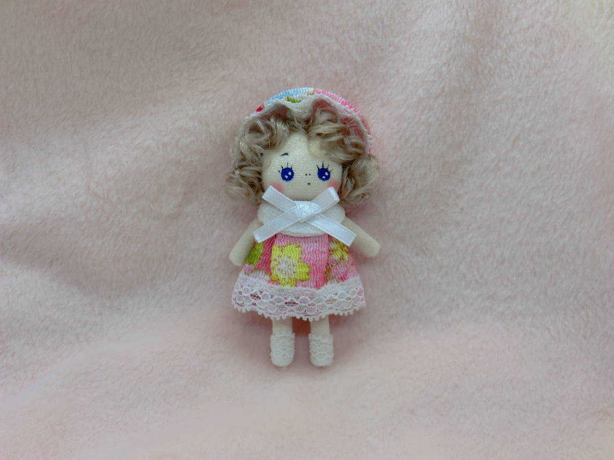 小さな文化人形　　ミニチュアドール　ドールハウス　　　ハンドメイド　ブライスの人形　手作り 　ちりめん　スカート_画像5