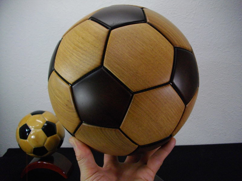 送料無料 まとめて 木製サッカーボール・直径21cm 置物 送料無料 まとめて 木製サッカーボール・直径21cm 置物