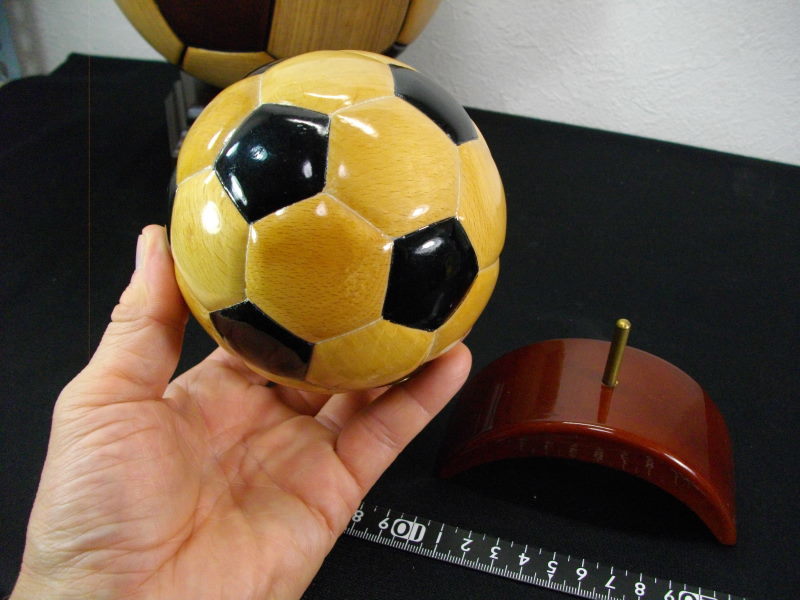 ■送料無料！■まとめて■木製サッカーボール・直径２１ｃｍ■置物■オブジェ■木製■無垢■天然木■２点セット！