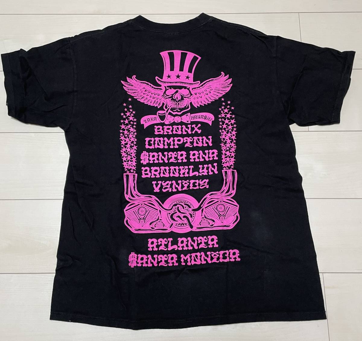 STUSSY WORD TOUR TAKA HAYASHI Tee 黒×ピンク Mサイズ 中古品
