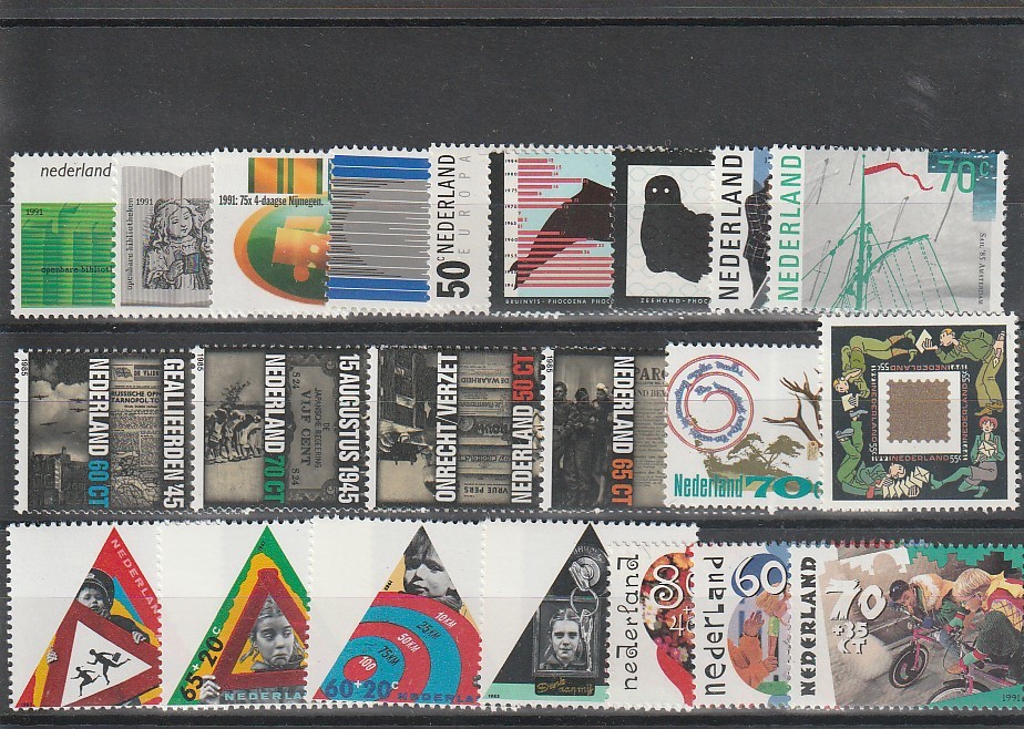 内祝い 22407現品限り 外国切手未使用 ガイアナ発行切手の切手小型シート 外国切手 未使用 20世紀に活躍した人々 4シート 