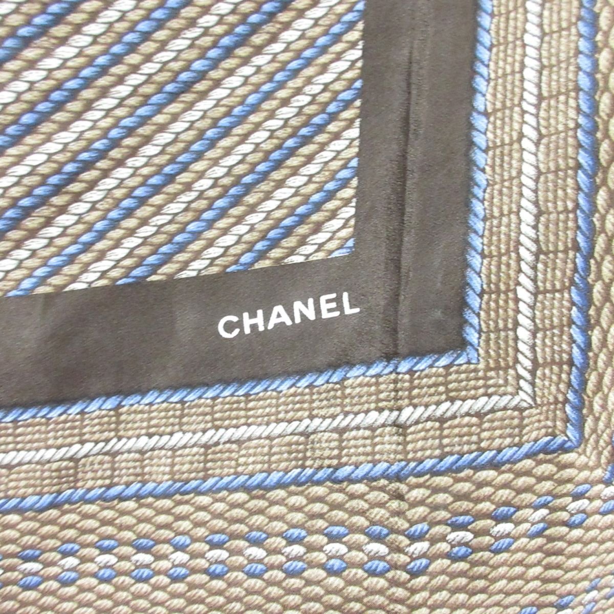 美品 CHANEL シャネル シルク100% 総柄 ロゴプリント 大判 スカーフ ブラウン 茶系_画像6