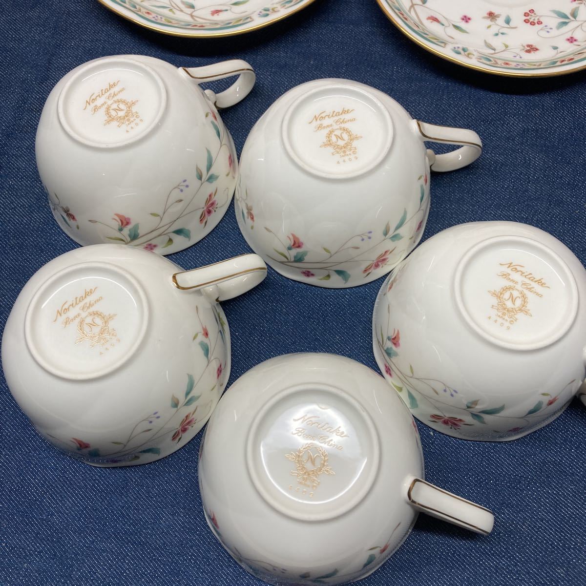 送料無料 ノリタケ カップ&ソーサー2客 花柄 金彩 Noritake 送料無料 ノリタケ カップ&ソーサー2客 花柄 金彩 Noritake