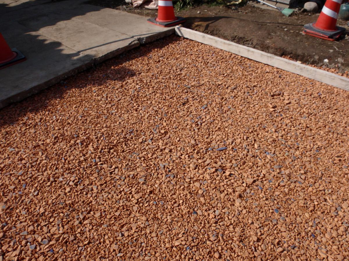 瓦チップ 砂利 砕石 外構 エクステリア ガーデニングお庭の雑草 防犯 対策に 赤（陶器）土嚢袋1袋（16㎏～18㎏）_赤を施工した写真です。