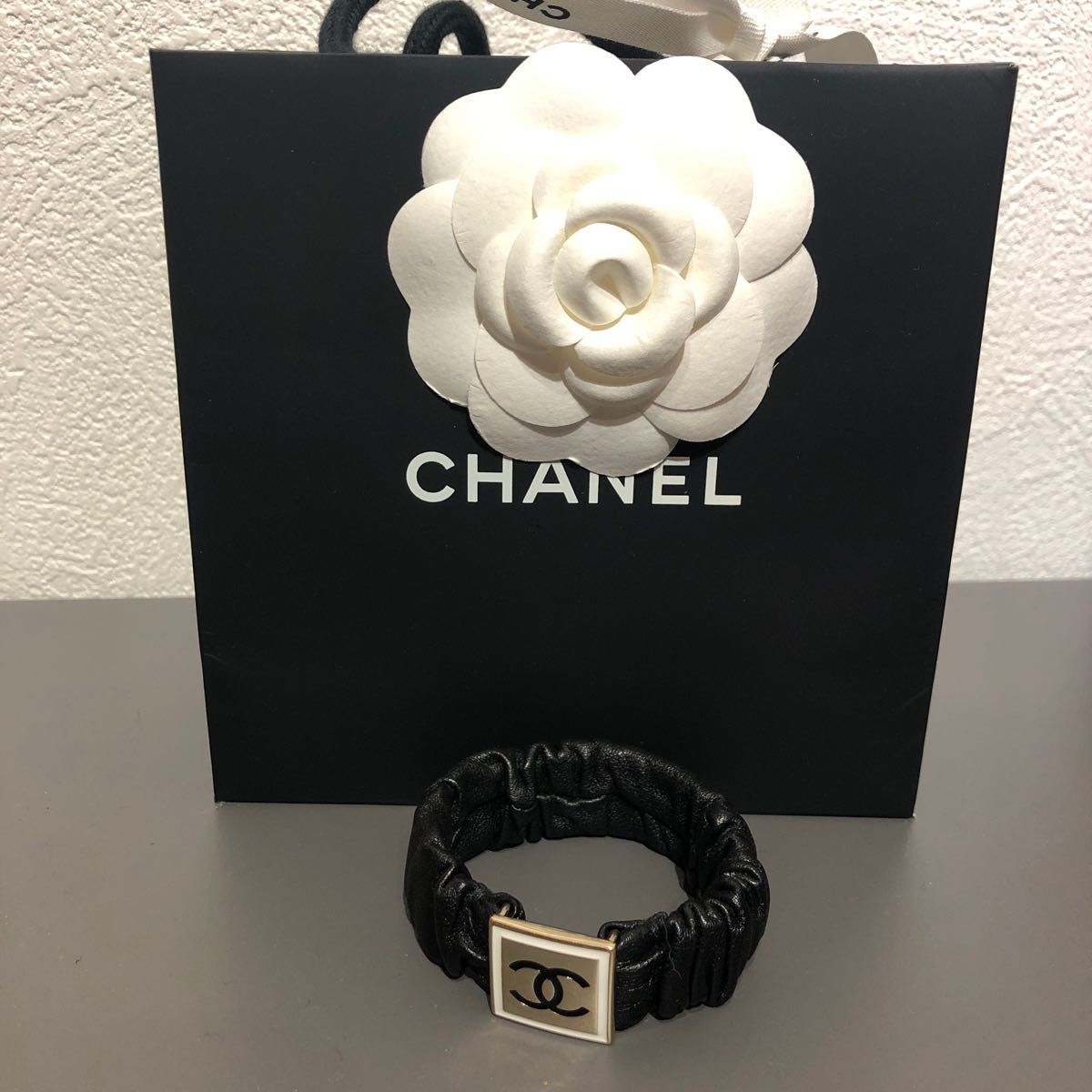 希少】CHANELレザーヘアアクセサリーシュシュ 腕時計、アクセサリー