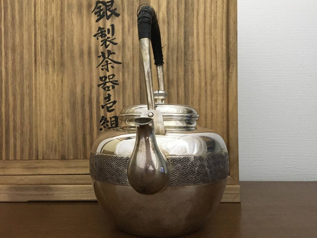 服部時計店製　純銀製茶器一組　湯沸・急須・茶托5客　計1066g　大正十三年　ツバメ刻印　純銀煎茶道具一式　服部製_画像3