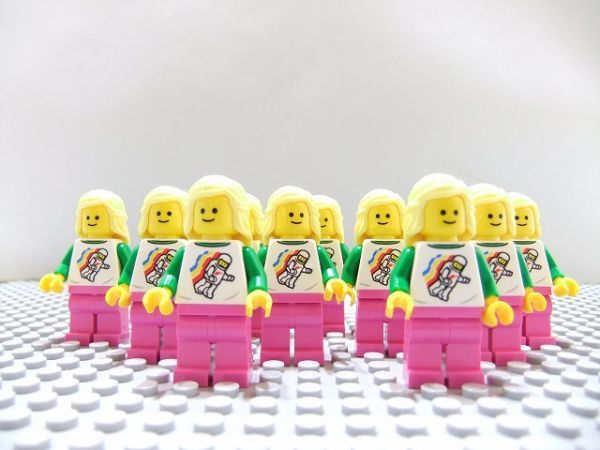 NN14　レゴ　ミニフィグ　金髪・宇宙服柄・ピンク　10個セット　新品未使用　LEGO社純正品_画像1