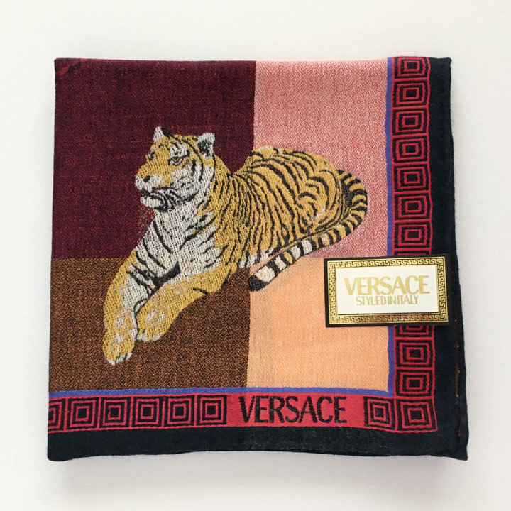 Yahoo!オークション - ヴェルサーチ / VERSACE ハンカチ 虎刺繍 Yahoo!オークション - ヴェルサーチ / VERSACE ハンカチ 虎刺繍