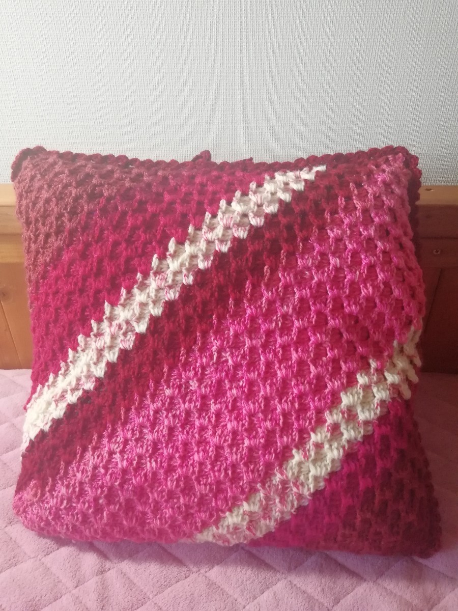 毛糸　ピンク　ウール100％　クッションカバー　ハンドメイド