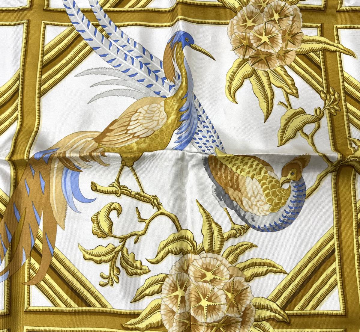 安価 HERMES エルメス スカーフ caraibes カリブ 鳥 カレ90 ライトブルー系 シルク100％ スカーフ 