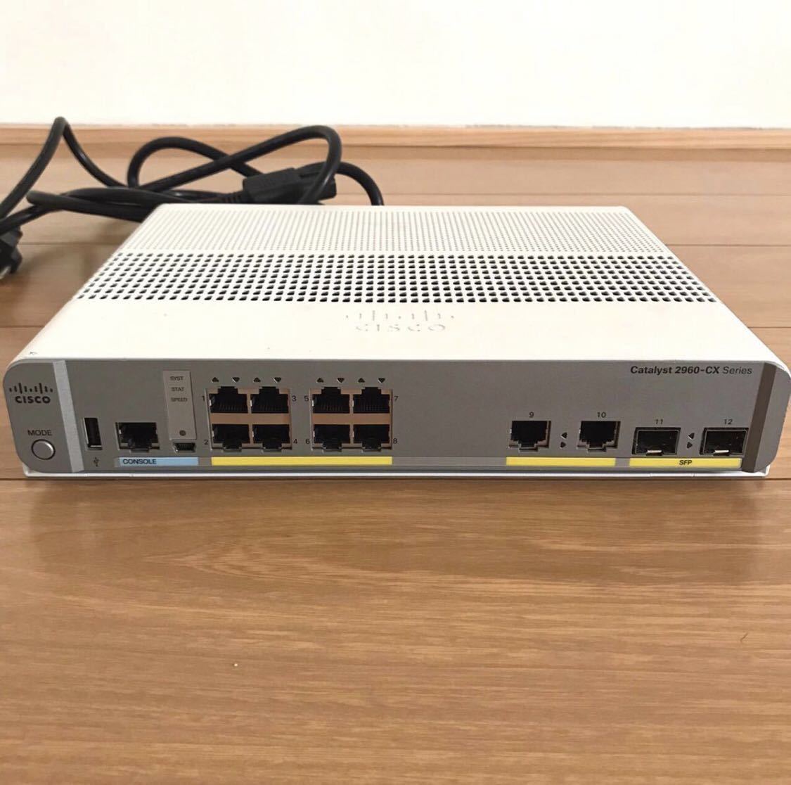 Ciscoシスコ Switch Catalyst2960CXシリーズ 【型番 WS-C2960CX-8TC-L】 VPNルーター シスコ スイッチ コンピュータ 【通電確認】_画像2