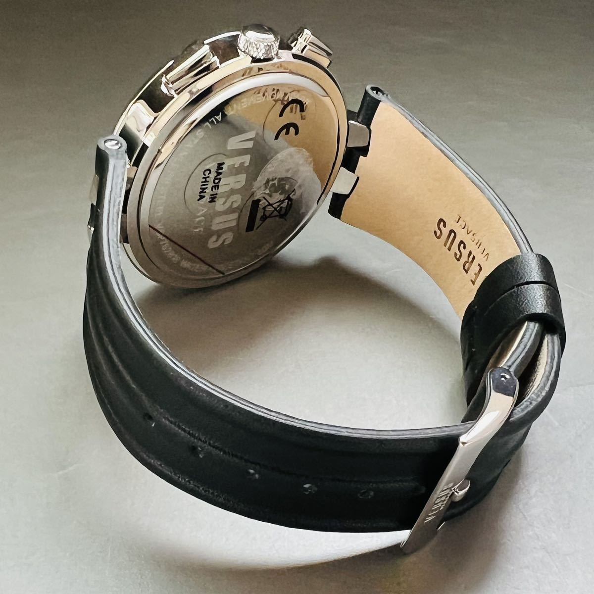 シルバー★ケース付属【新品】ヴェルサス/ヴェルサーチ ベルサス ベルサーチ メンズ 44mm クォーツ 腕時計 ブラック 黒 銀 クロノグラフ