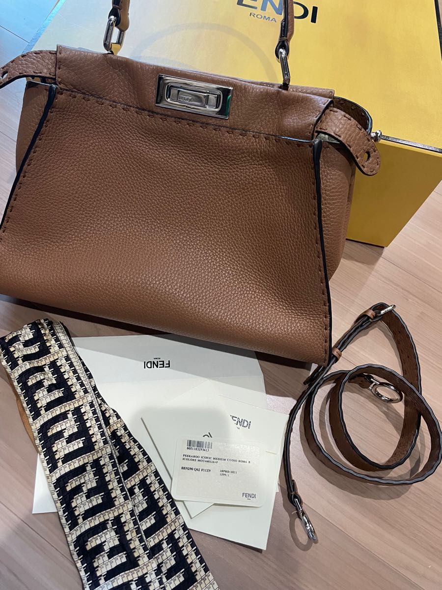 大人気定番商品 美品 美品!!FENDIフェンディモノグラ厶クラッチ
