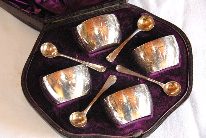アンティーク　１８９７年 　純銀製 箱付き 装飾の素晴らしいソルトケース個（f１）【郵パック発送 送料無料】