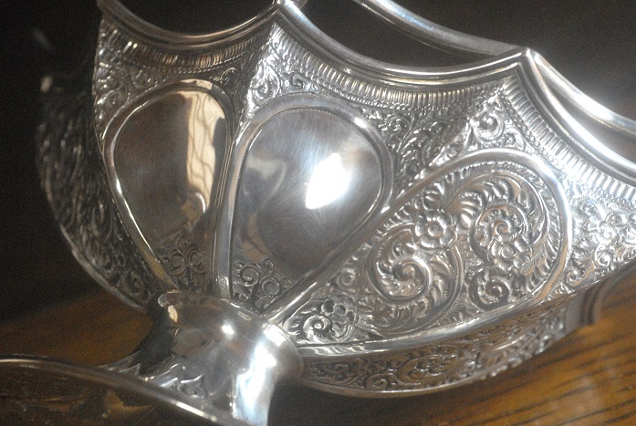 アンティーク　１８７８年　純銀製、美しいシェイプのスィーツバスケット（ｄ７０）【郵パック発送　送料無料】_画像8