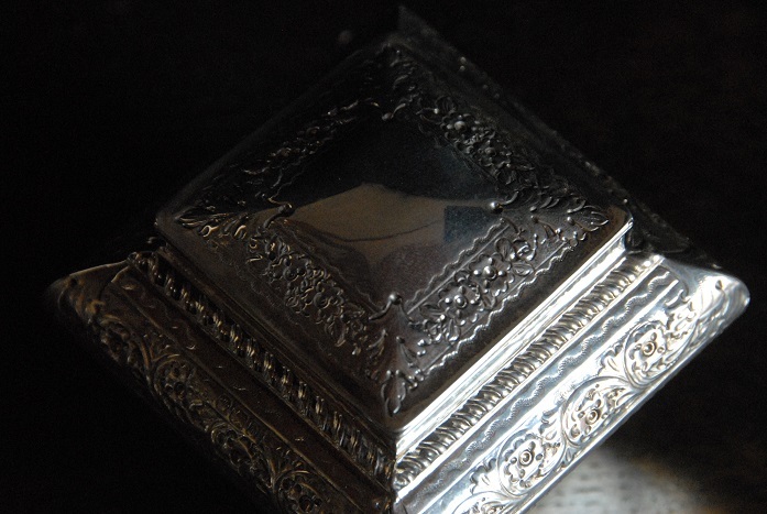 アンティーク １８９６年 純銀製 小さくて美しいティーキャディー