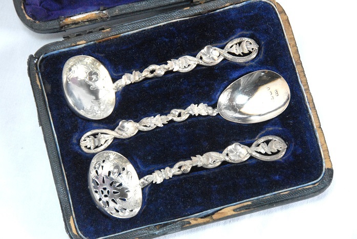 アンティーク　1901年 純銀製 風格のシュガー、ジャム、シフタースプーン3点セット(n-16)【郵パック発送】