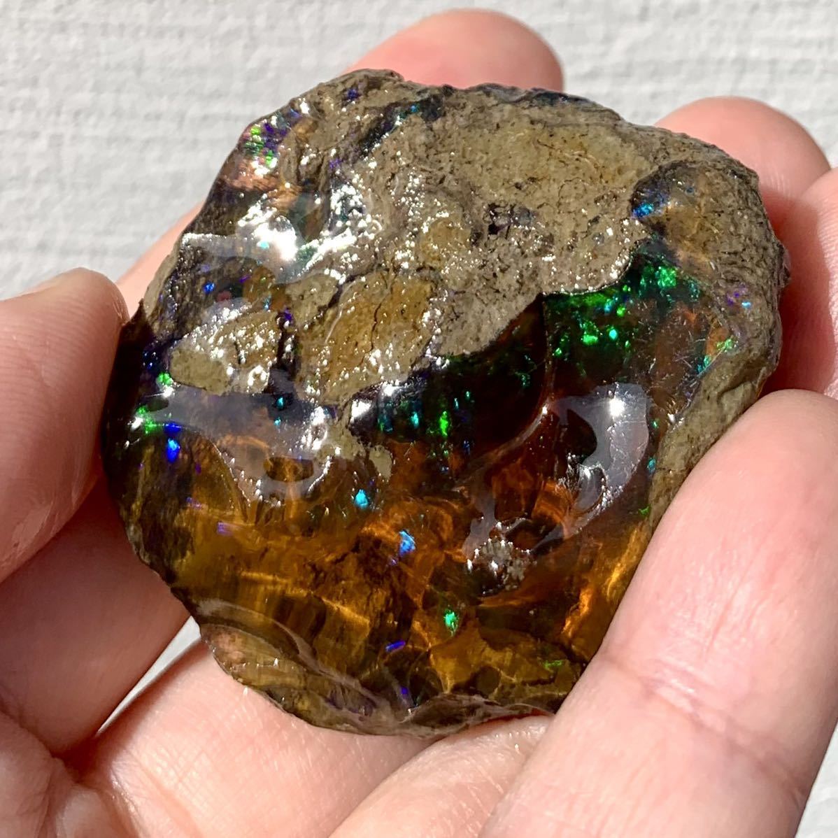 ブランデーカラーにめちゃゴージャス遊色巨大オパール原石225ct/鉱物標本