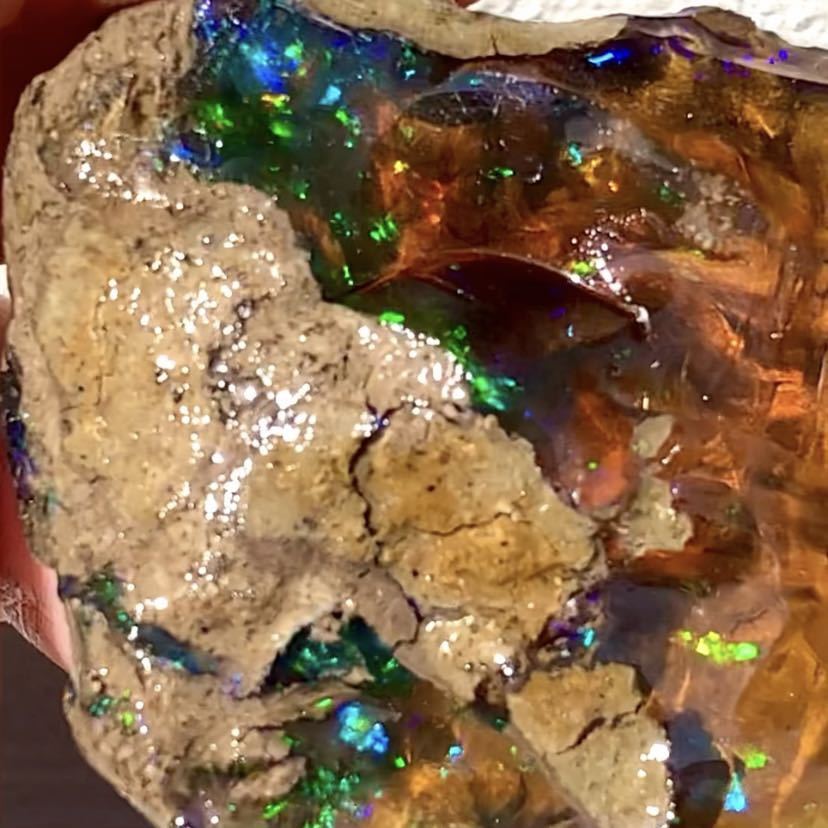 ブランデーカラーにめちゃゴージャス遊色巨大オパール原石225ct/鉱物標本