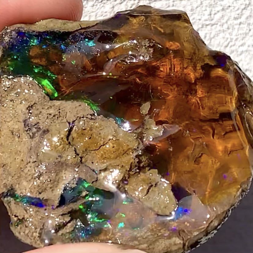 ブランデーカラーにめちゃゴージャス遊色巨大オパール原石225ct/鉱物標本
