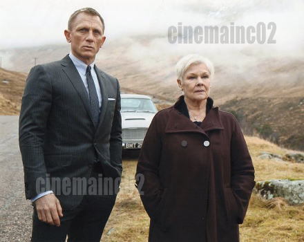 映画『007スカイフォール』ジェームズ・ボンドとMとアストンマーチンDB5の写真/ダニエル・クレイグ、ジュディ・デンチ_画像1