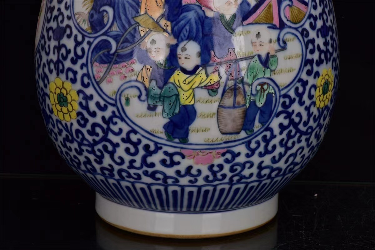 ◆旧蔵◆古美術 中国古玩 大清乾隆年製款 青花纏枝蓮粉彩開窗人物故事双象耳瓶―對　時代物　A35 - 6