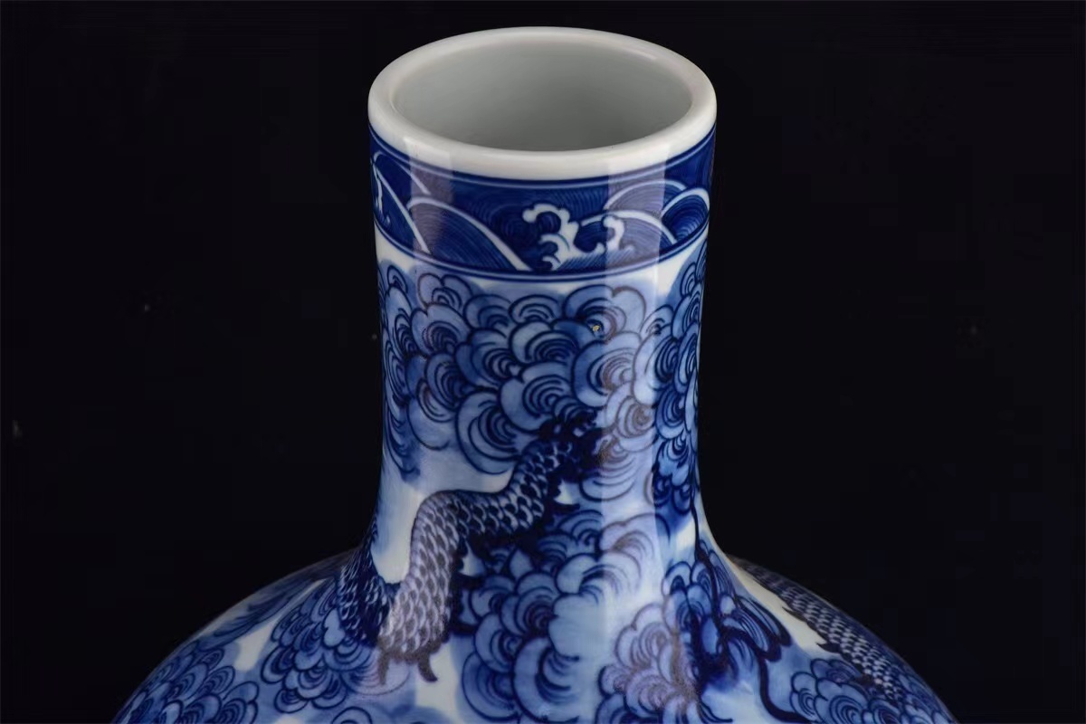 ◆旧蔵◆古美術 中国古玩 大清乾隆年製款　青花　雲龍紋天球瓶　時代物　A35_画像4