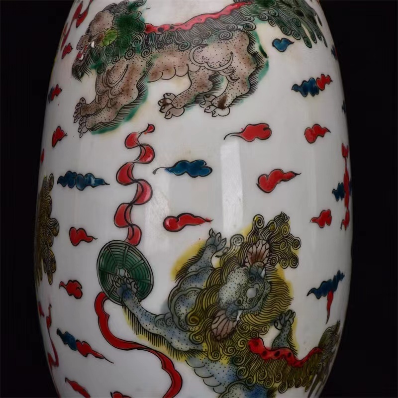 ◇旧蔵◇古美術 中国古玩 大清乾隆年製款 五彩獅子戯球図抱月瓶 時代物