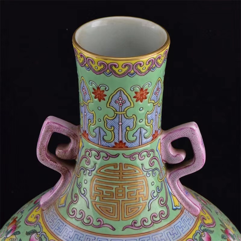 ◆旧蔵◆古美術 中国古玩 大清乾隆年製款 琺瑯彩 描金　緑地纏枝蓮図双耳瓶 時代物　A35_画像5