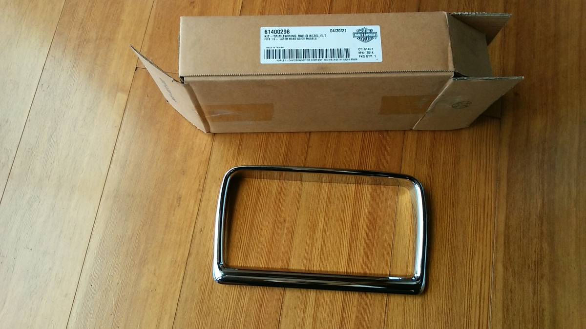  radio trim bezel * Road Glide 61400298